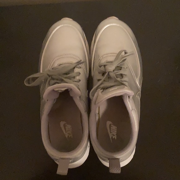 🆒🚺 NIKE AIR MAX IN METALLIC SILVER 🚺🆒 - Picture 13 of 16